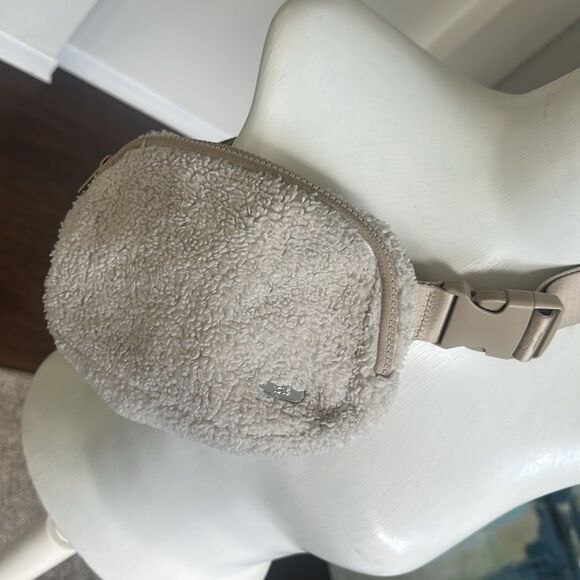 Lole’ Sherpa Belt Bag (cream) - Picture 2 of 8